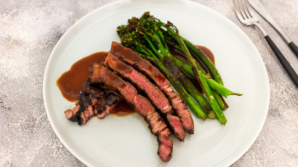 Hoisin-Steak mit gebratenem Brokkolini