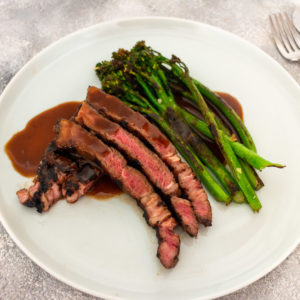 Hoisin-Steak mit gebratenem Brokkolini