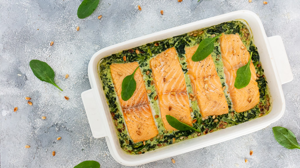 Saftiger Ofen-Lachs auf Spinat - Leckere Koch &amp; Grill Rezepte