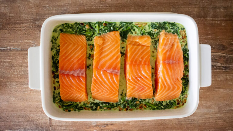 Saftiger Ofen-Lachs auf Spinat - roher Lachs auf Spinatbett