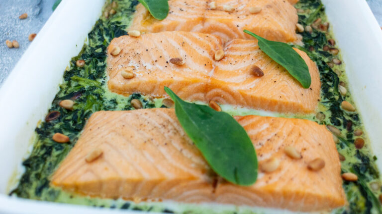 Saftiger Ofen-Lachs auf Spinat - Leckere Koch &amp; Grill Rezepte