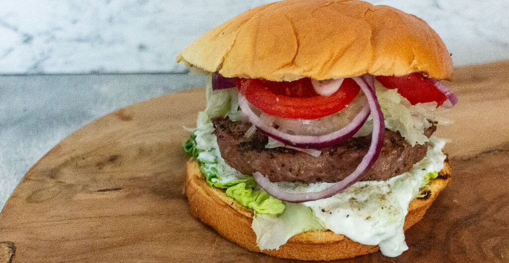 Stauferico Burger mit Zaziki, Krautsalat und roten Zwiebeln