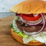 Stauferico Burger mit Zaziki, Krautsalat und roten Zwiebeln