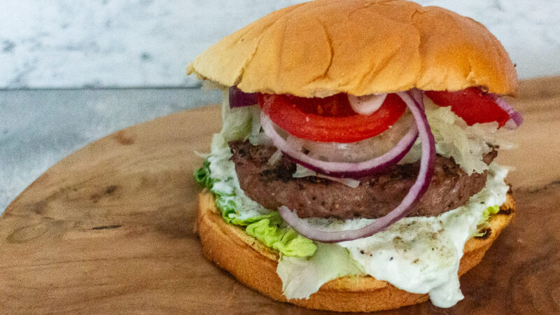 Stauferico Burger mit Zaziki, Krautsalat und roten Zwiebeln