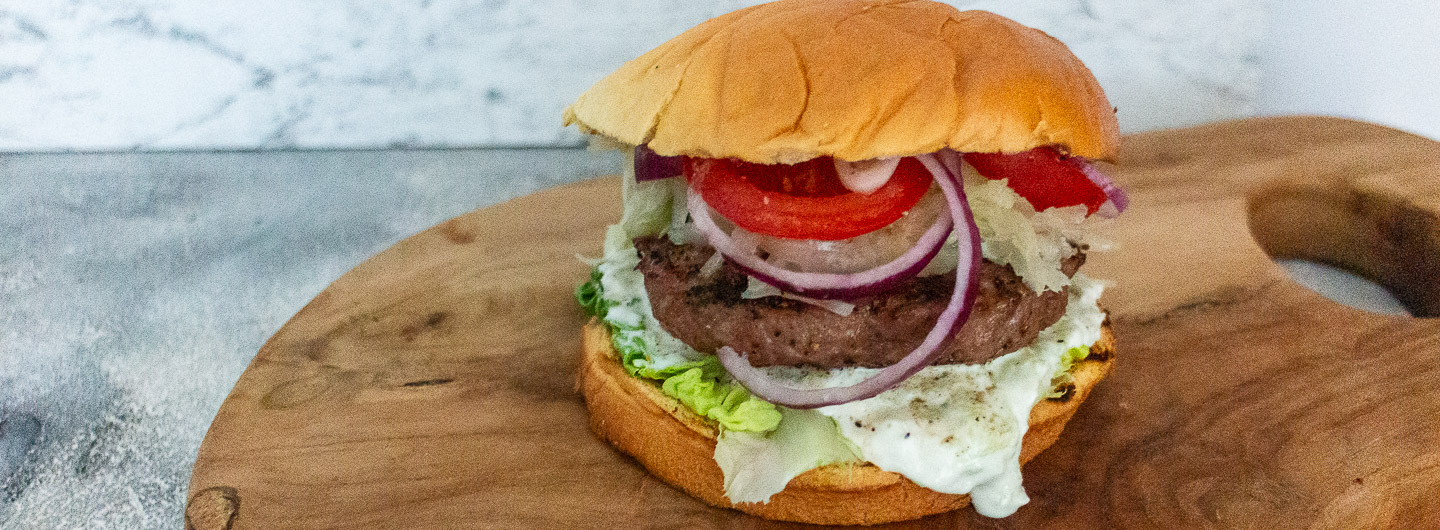 Stauferico Burger mit Zaziki, Krautsalat und roten Zwiebeln