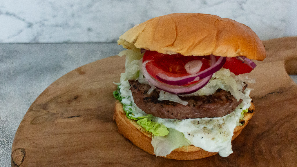 Stauferico Burger mit Zaziki, Krautsalat und roten Zwiebeln