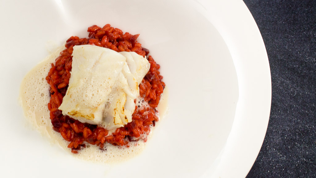 Rote-Bete-Risotto-mit-Skrei-Loin-und-Meerrettichschaum