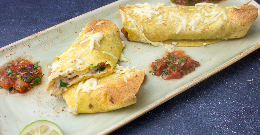 Enchiladas überbacken gefüllt mit Frischkäse und Tomaten