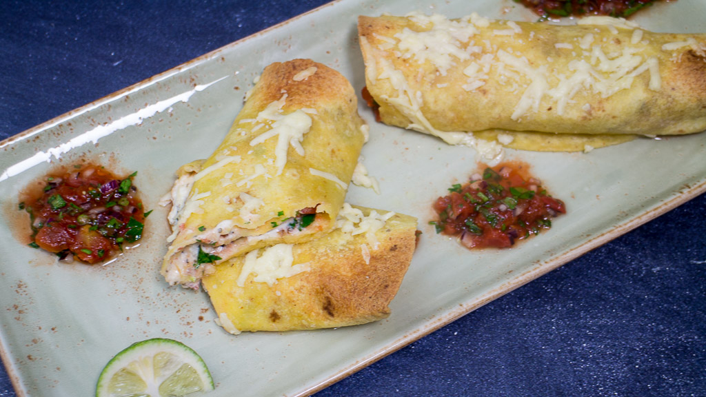 Enchiladas überbacken gefüllt mit Frischkäse und Tomaten