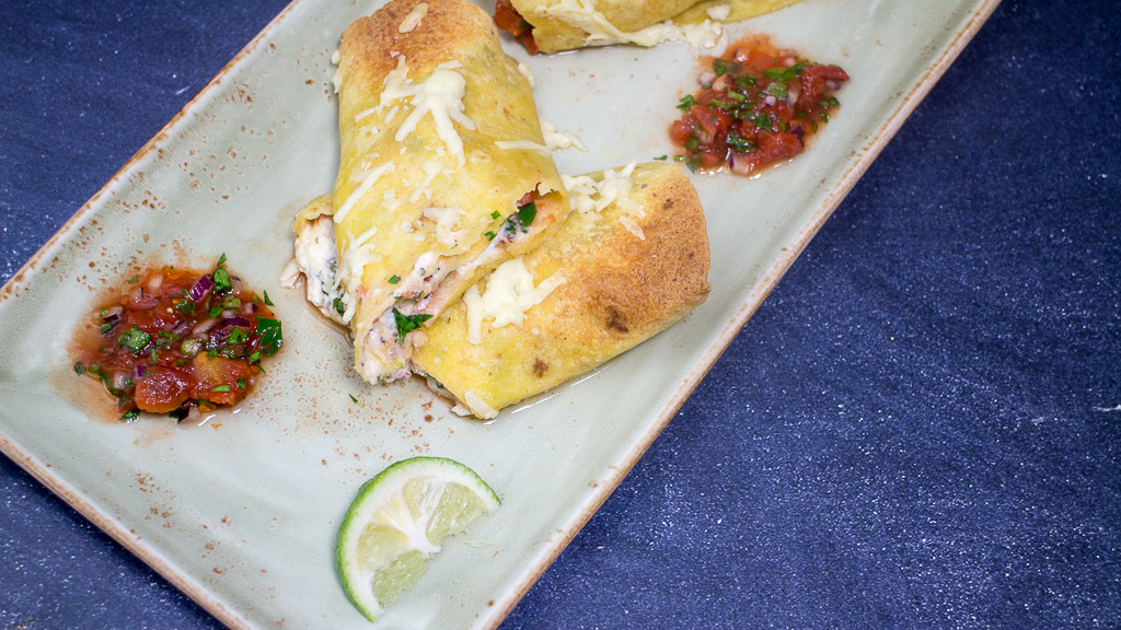 Enchiladas überbacken gefüllt mit Frischkäse und Tomaten