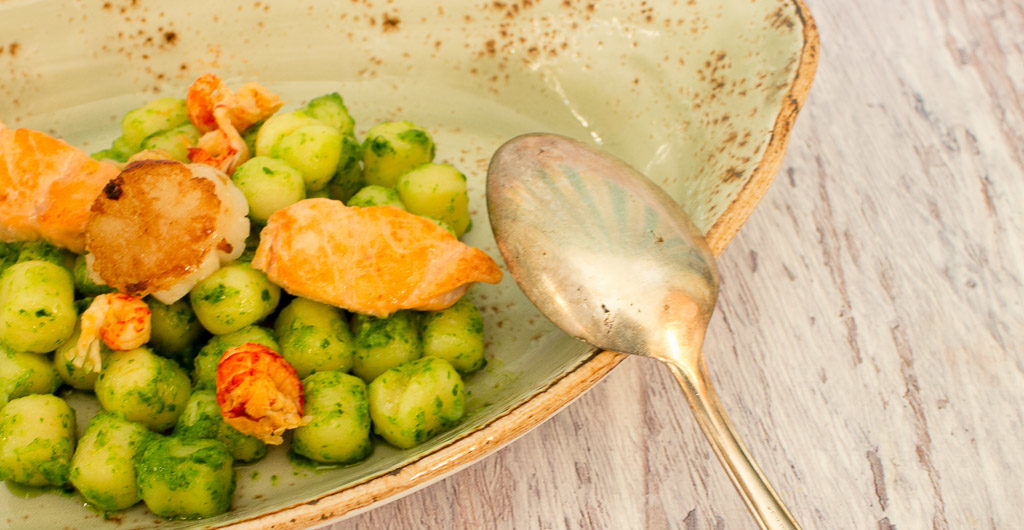 Maritimes Gnocchi Bärlauch-Basilikum-Pesto mit Erdnüssen