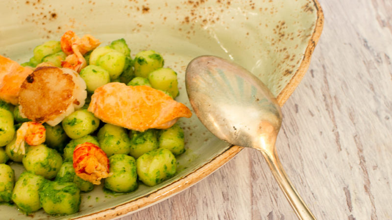 Maritimes Gnocchi Bärlauch-Basilikum-Pesto mit Erdnüssen