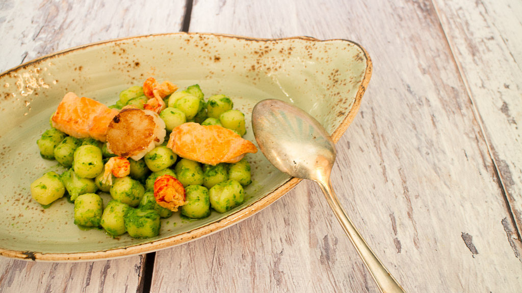 Maritimes Gnocchi Bärlauch-Basilikum-Pesto mit Erdnüssen