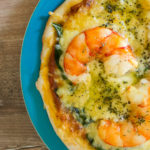 Pizza mit Kohlrabiblättern und Black Tiger Garnelen