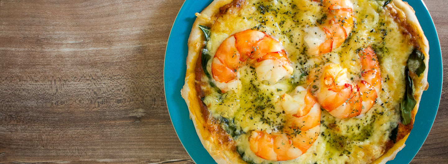 Pizza mit Kohlrabiblättern und Black Tiger Garnelen