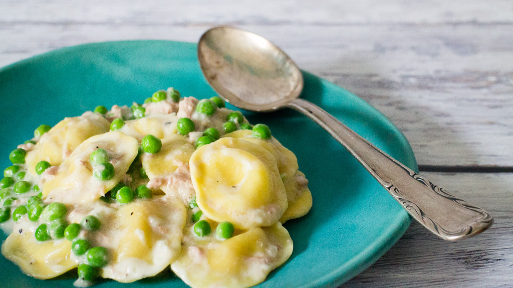 Käseravioli mit Erbsen und Thunfisch