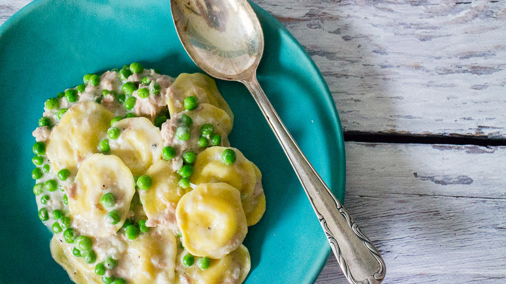 Käseravioli mit Erbsen und Thunfisch