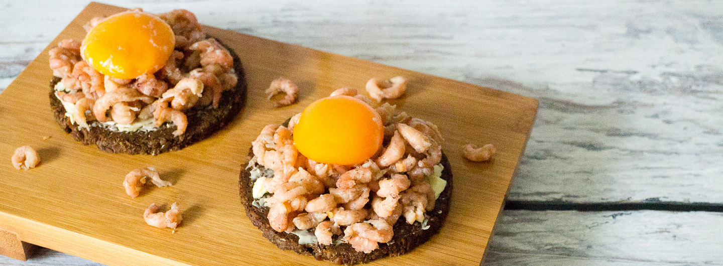 Pumpernickel mit Büsumer Krabben, Onsen-Ei und guter Butter