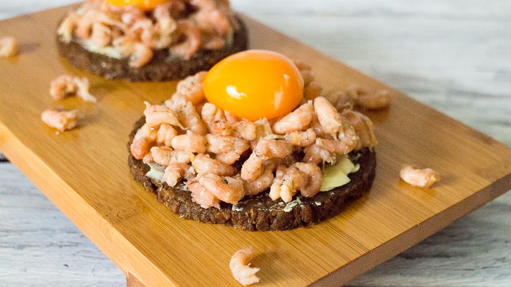 Pumpernickel mit Büsumer Krabben, Onsen-Ei und guter Butter