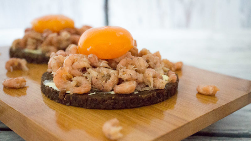 Pumpernickel mit Büsumer Krabben, Onsen-Ei und guter Butter