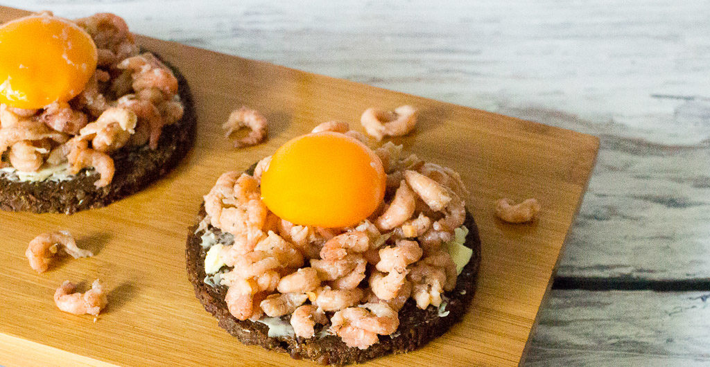 Pumpernickel mit Büsumer Krabben, Onsen-Ei und guter Butter