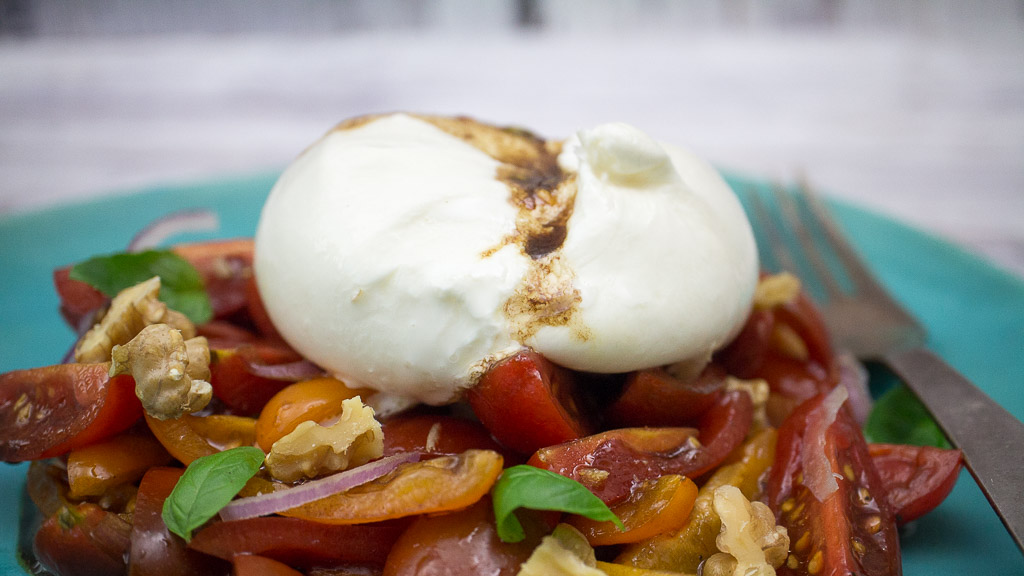 Burrata auf Tomatensalat