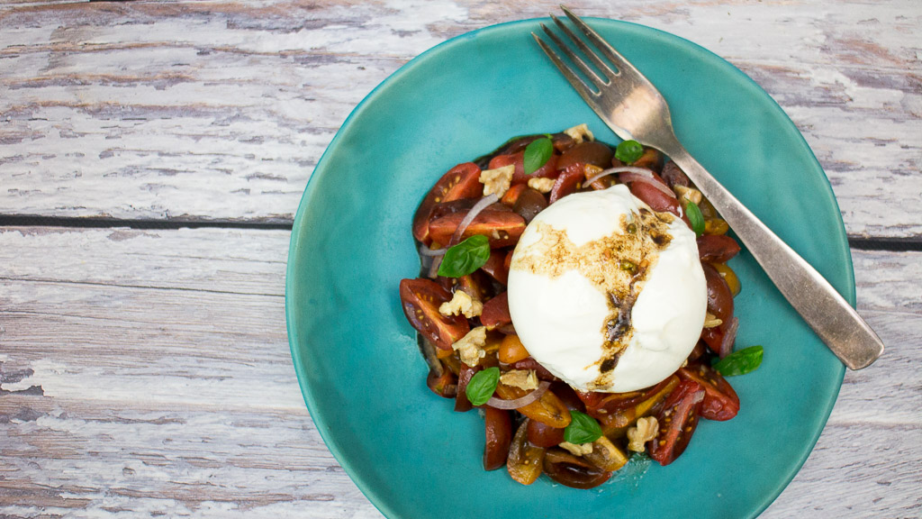 Burrata auf Tomatensalat