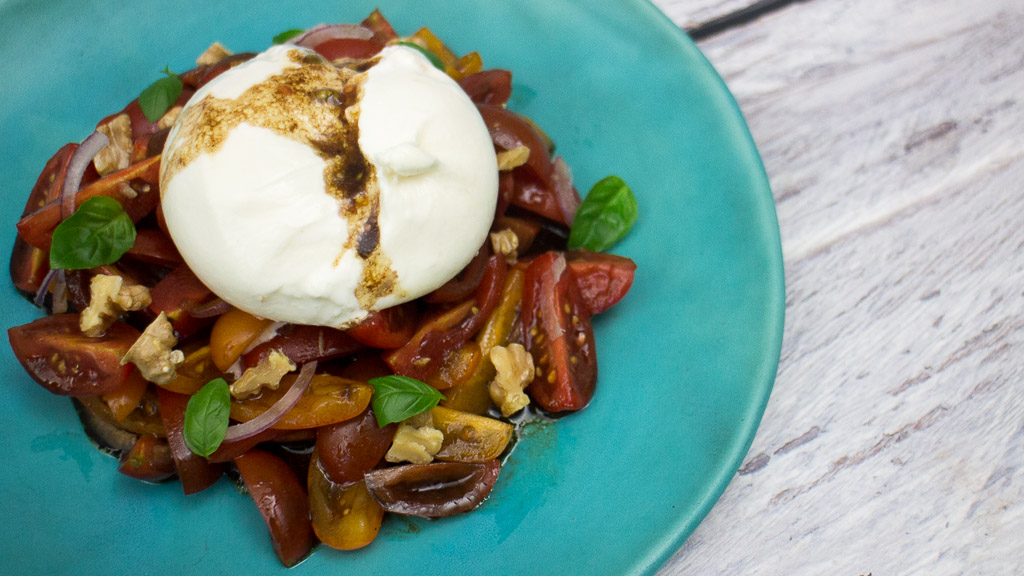 Burrata auf Tomatensalat