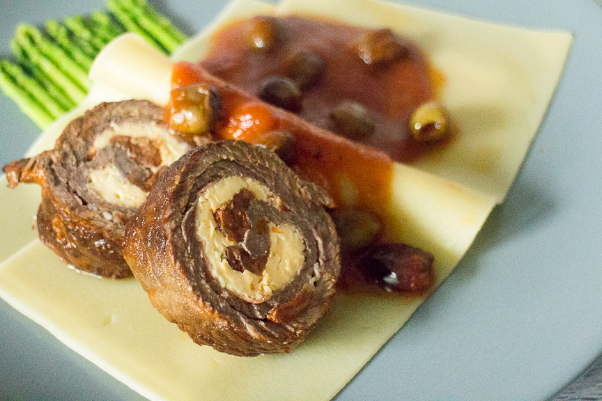 Rinderrouladen mit mediterraner Füllung, Tomatensauce, Pasta und grünem ...