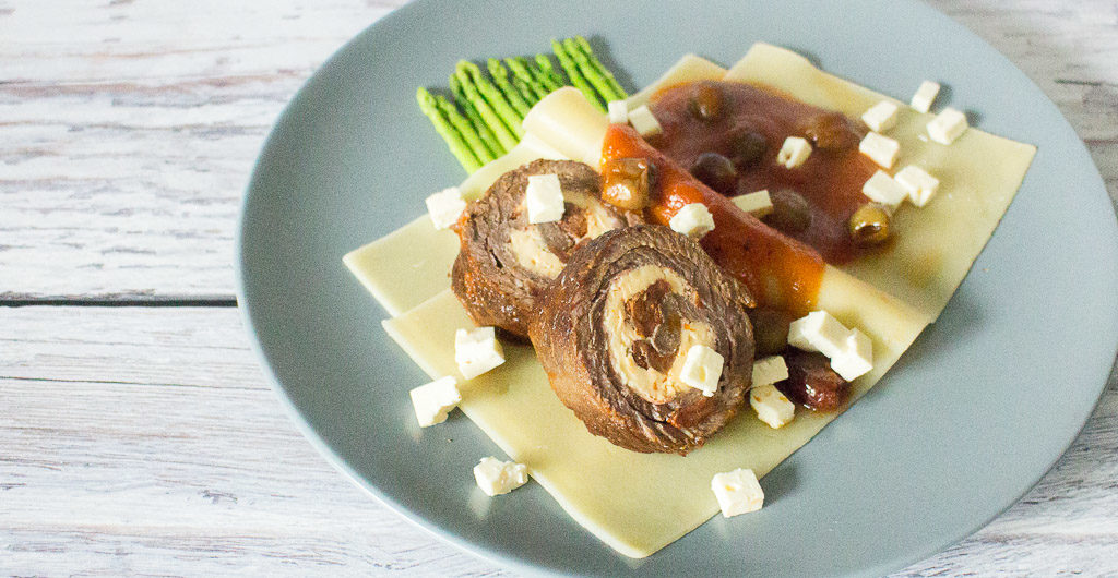 Rouladen mit mediterraner Füllung, Tomatensauce, Pasta und grünem Minispargel