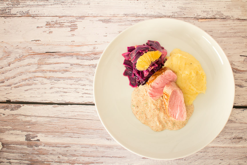 Schweinefilet vom Duroc-Schwein mit Parmesan Kartoffelstampf, Orangenspitzkohl und Parmaschinken-Pancetta Sauce