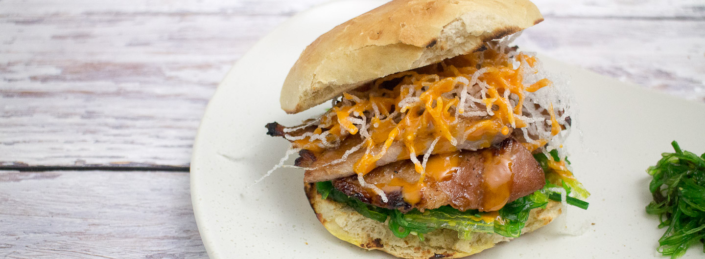 Burger mit Iberico Secreto und Goma Wakame