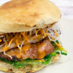 Burger mit Iberico Secreto und Goma Wakame