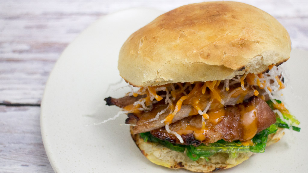 Burger mit Iberico Secreto und Goma Wakame