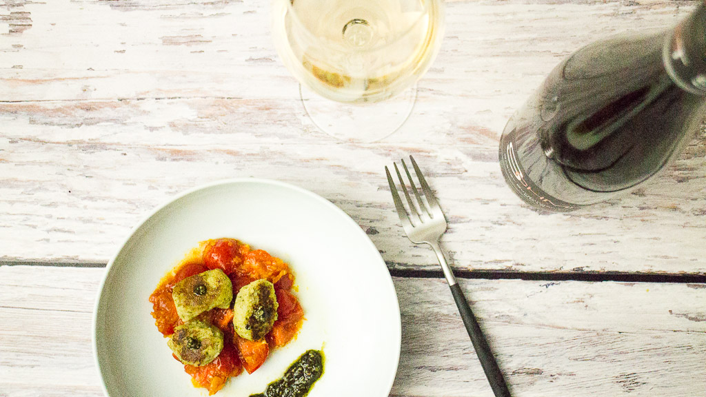 Selbst gemachte Wildkräuter-Gnocchi auf einem kalten Tomaten Kürbis Apfel Bett