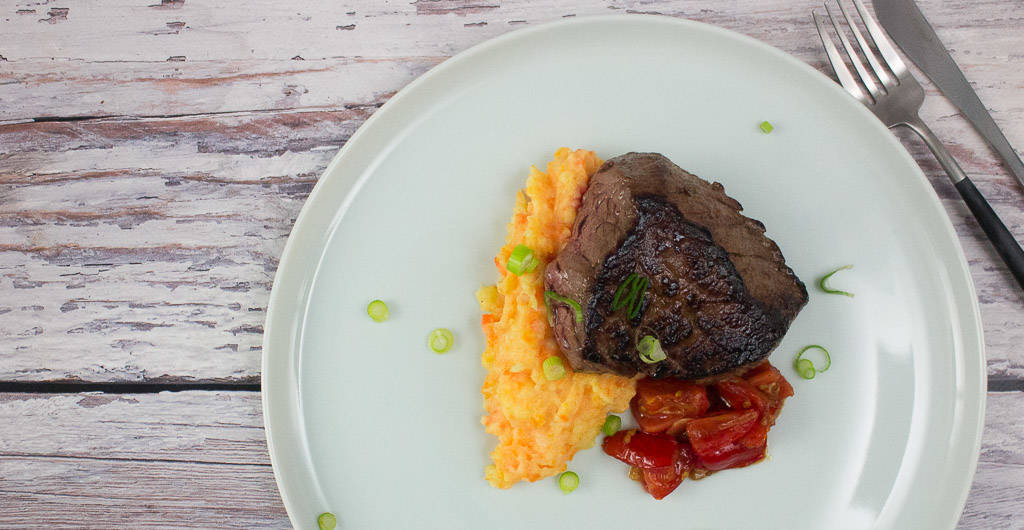 Rinderhüftsteak mit stückiger Tomatensauce und Kartoffel-Möhren-Stampf