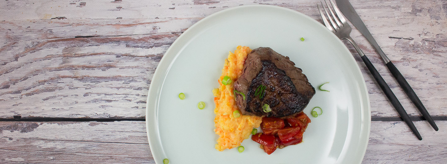 Rinderhüftsteak mit stückiger Tomatensauce und Kartoffel-Möhren-Stampf