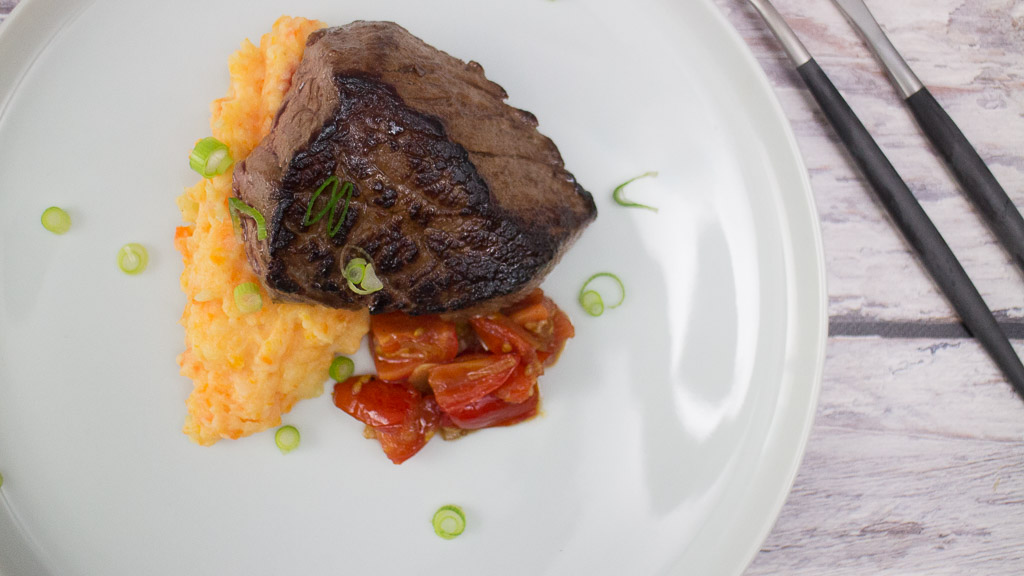 Rinderhüftsteak mit stückiger Tomatensauce und Kartoffel-Möhren-Stampf