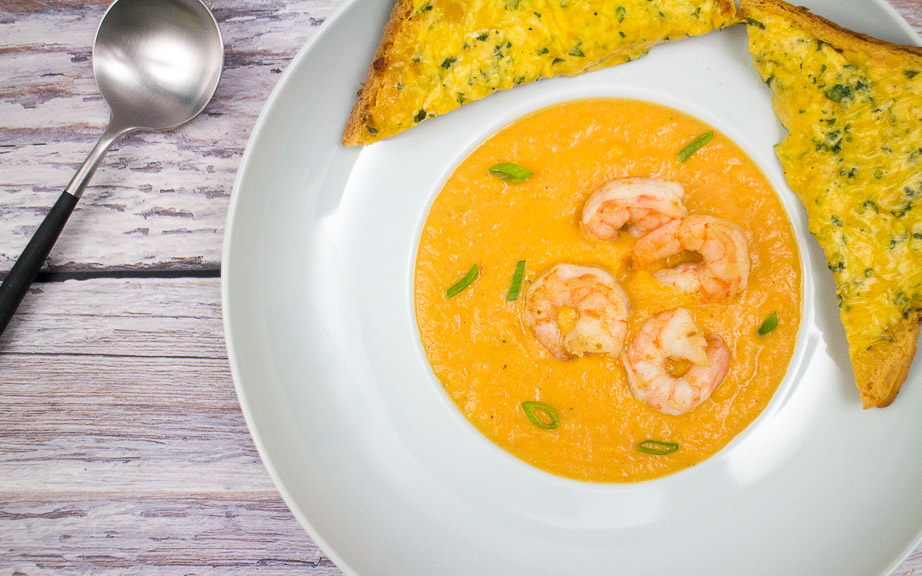 Süßkartoffel-Möhren-Suppe mit Garnelen und überbackenem Süßkartoffeltoast