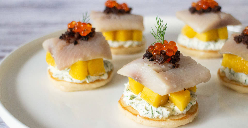 Matjes Blini mit Mango, Kaviar, Dill und Pumpernickel