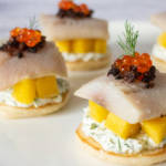 Matjes Blini mit Mango, Kaviar, Dill und Pumpernickel