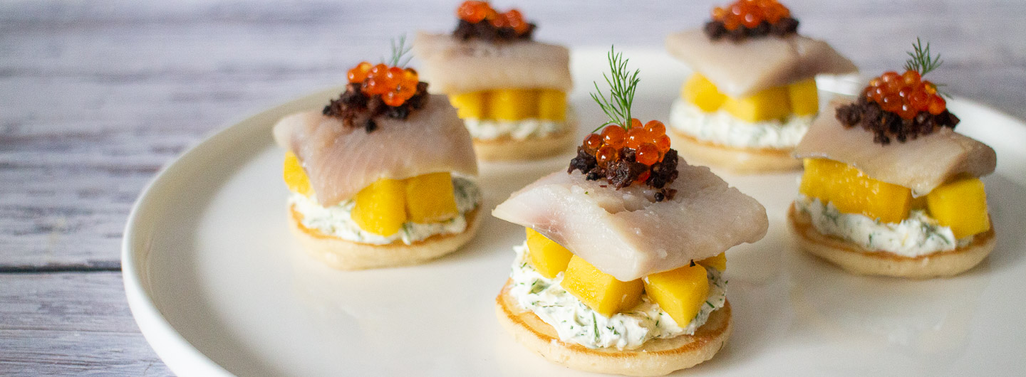 Matjes Blini mit Mango, Kaviar, Dill und Pumpernickel