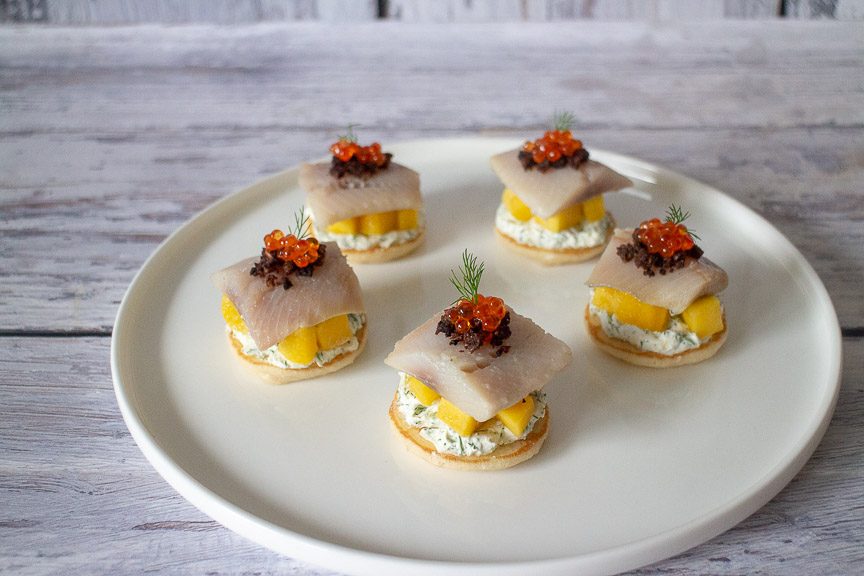 Rezept Matjes Blini mit Mango, Kaviar, Dill und Pumpernickel – Werbung
